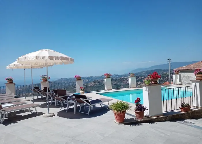 I Lauri アパートホテル Laureana Cilento